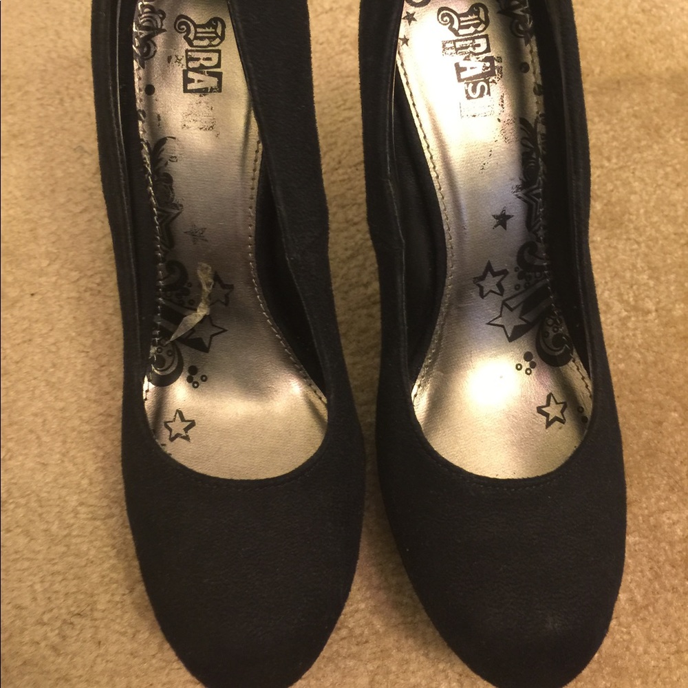 Black pumps